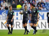 Fussball 1. Bundesliga: Schiedsrichter Herbert FANDEL (Mitte) mit seinen Assistenten Volker WEZEL (li) und Carsten KADACH (re)