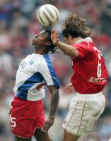 Fussball 1. Bundesliga: Hamburger SV - Bayern, Zweikampf