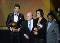 Fussball International  FIFA Ballon d Or 2013: Sieger Cristiano Ronaldo (Portugal) und Siegerin Nadine Angerer (Deutschland)