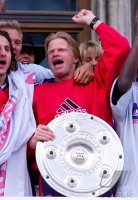 Fussball:   Oliver Kahn jubelt  mit Meisterschale