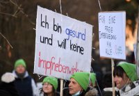 Kundgebung im Tuebinger Anlagenpark: 1200 Menschen demonstrierten gegen die einrichtungsbezogene Impfpflicht