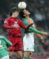 Fussball 1. Bundesliga: Bremen - Kaiserslautern, Zweikampf