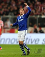 Fussball DFB Pokal 10/11 : JUBEL nach dem Sieg Benedikt Hoewedes (FC Schalke 04)