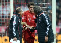 Fussball 1. Bundesliga, Saison 2012/2013:  Javi , Javier Martinez (FC Bayern Muenchen) muss verletzt ausgewechselt werden
