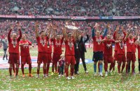 Fussball, 1. Bundesliga  Saison 13/14: Jubel FC Bayern Muenchen mit Schale