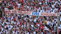 Fussball 1. Bundesliga : Fankurve vom FC Bayern Muenchen mit einem Banner gegen den TSV 1860 MUENCHEN