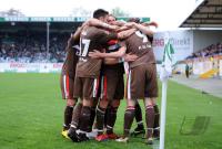 2. Fussball Bundesliga: Pauli Jubeltraube mit Fabian Boll, Bastian Oczipka, Marius Ebbers (v.li., Pauli)