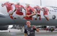 Fussball Audi Football Summer Tour USA 2016 FC Bayern Muenchen; Franck Ribery mit FCB Flieger