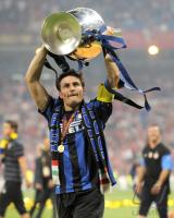 Fussball Champions League Finale: JUBEL Javier Zanetti mit POKAL (Inter)