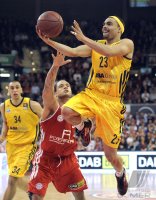 Basketball 1. Bundesliga 2011/2012:  Chevon Troutman (li, FC Bayern Muenchen) gegen DaShaun Wood (Alba Berlin)