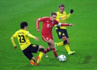 Fussball 1. Bundesliga, Saison 2011/2012: Shinji Kagawa (li, Borussia Dortmund) gegen Philipp Lahm (Mitte, FC Bayern Muenchen) gegen Mario Goetze (Borussia Dortmund)