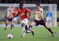 1. Fussball Bundesliga: Haruna Babangida (li, 1. FSV Mainz 05) gegen Sergio Pinto (re, Hannover 96)