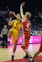 Basketball 1. Bundesliga 2011/2012:  Marko Simonovic (li, Alba Berlin) gegen Jan HENDRIK JAGLA (FC Bayern Muenchen)
