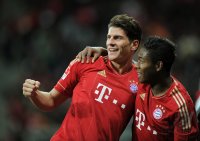 Fussball 1. Bundesliga, Saison 2011/2012:  JUBEL Mario Gomez (FC Bayern Muenchen) und David Alaba (FC Bayern Muenchen)