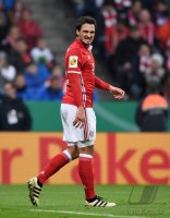 Fussball DFB Pokal 2. Runde 16/17: FC Bayern Muenchen - FC Augsburg