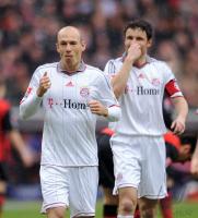 Fussball 1. Bundesliga : Arjen Robben mit Mark van Bommel (v. li., FCB)