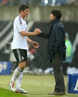 FUSSBALL INTERNATIONAL: Mario Gomez (li.)  mit Trainer Joachim LOEW (Deutschland)