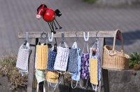 Hirrlingen (Kreis Tuebingen) Schmuckbild Schutzmasken Strassenverkauf