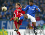 Fussball Bundesliga: Schalke - Lautern, Zweikampf