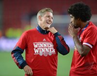 Fussball Supercup Finale 2013: JUBEL Bastian Schweinsteiger (FC Bayern Muenchen)