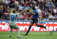 FUSSBALL SERIE A:  Mario Barwuah Balotelli (re, Inter) gegen Stefano Sorrentino (li, Verona)
