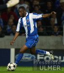 FUSSBALL CHL   Benni Mc Carthy (FC P) am Ball