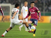 Fussball DFB Pokal 11/12 :  Juan Arango (li, Borussia Moenchengladbach) gegen Jose Manuel Jurado (FC Schalke 04)