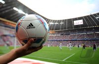 Fussball International Audi Cup 2011: Uebersicht der Allianz Arena mit dem Adidas Ball Torfabrik