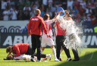 2. Fussball Bundesliga : WASSERDUSCHE von Moritz Leitner fuer Trainer Jos Luhukay (FC Augsburg)