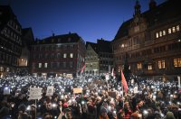 Lichtermeer fuer die Demokratie auf dem Tuebinger Marktplatz