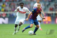 Fussball International Audi Cup 2011: Tinga (SC Internacional de Porto Alegre) gegen Andres Iniesta (re, Barca)