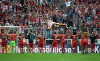 Fussball 1. Bundesliga, Saison 2012/2013:  Das Team vom FC Bayern Muenchen bedankt sich vor der Fankurve