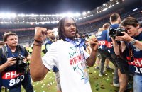 Fussball Europameisterschaft 2016 Finale: JUBEL Renato Sanches (Portugal) mit EM Pokal