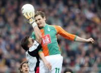 Fussball 1. Bundesliga: Bremen - Schalke, Zweikampf