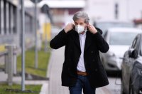 Uebergabe Corona-Schnelltests an Tuebingens Oberbuergermeister Palmer (Die Gruenen)