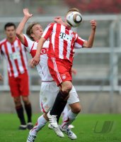 Fussball 3. Bundesliga:  Sven Schipplock (li, Stuttgart II) gegen Max Dombrowka (re, FC Bayern II)