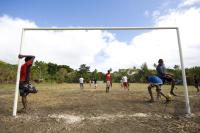 FUSSBALL: FEATURE KINDER SPIELEN FUSSBALL IN DER SUEDSEE