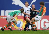 Fussball 1. Bundesliga: Hamburg - Bremen, Zweikampf