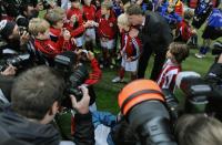 Fussball Trainer Louis van Gaal  (FC Bayern Muenchen) mit Eskortkindern