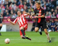 Fussball 1. Bundesliga : Franck Ribery (li, FC Bayern Muenchen) gegen Stefan Reinartz (re, Bayer 04 Leverkusen)