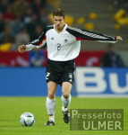 FUSSBALL  Lnderspiel Arne Friedrich (GER) am Ball
