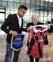 Fussball  International  FIFA Praesident Blatter (Schweiz) und Kevin Prince Boateng (AC Mailand)