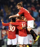 Fussball Champions League  Saison 2010/2011: (v. li) Rom JUBEL mit Fabio Simplicio, Francesco Totti, Daniele De Rossi