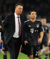 Fussball Champions League  Saison 2010/2011: Trainer Louis van Gaal, Danijel Pranjic (v.li., FC Bayern Muenchen)
