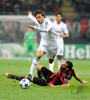 Fussball Champions League  Saison 2010/2011: PEDRO LEON SANCHEZ (li, Real Madrid) gegen Gianluca Zambrotta (re, AC Mailand)