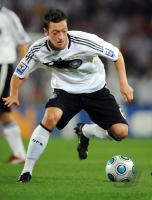 Fussball, International, WM Qualifikation 2010: Deutschland OEZIL am Ball