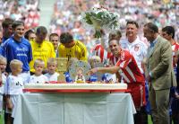 1. Fussball Bundesliga: Trainer Louis van Gaal bekommt zum Geburtstag eine Torte