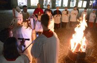 Osterfeuer vor dem Rottenburger Dom