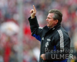 Fussball 1. Bundesliga: Muenchen-Schalke, Heynckes gibt Anweisungen an seine Mannschaft
