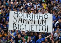 FUSSBALL SERIE A: Inter Fans mit Plakaten